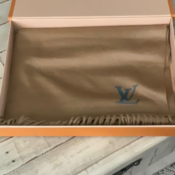 NWOT 100% Cashmere Louis Vuitton Scarf - Picture 6 of 7